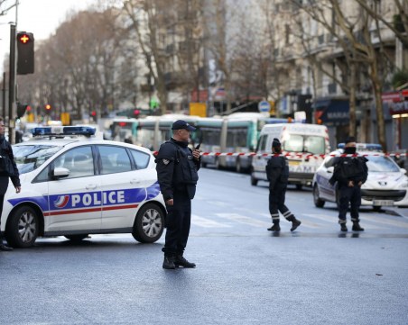 Въоръжен с нож и железен прът нападна хора в Париж! Има тежко пострадали