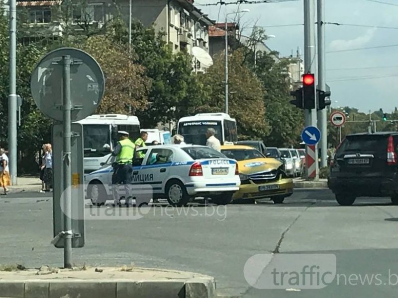 Мерцедес помля такси на кръстовище в Пловдив! Зверско задръстване в района* СНИМКИ