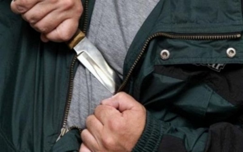 Пиян мъж наръга с нож съпругата си и брат й
