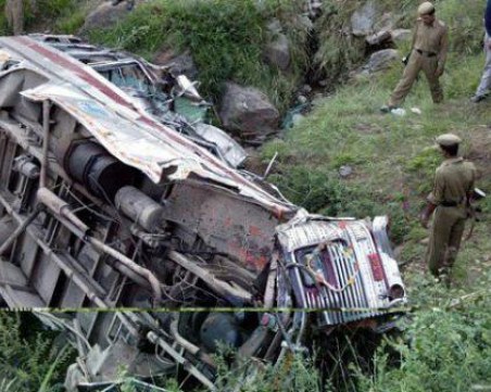 50 души загинаха, след като автобус падна в пропаст в Индия