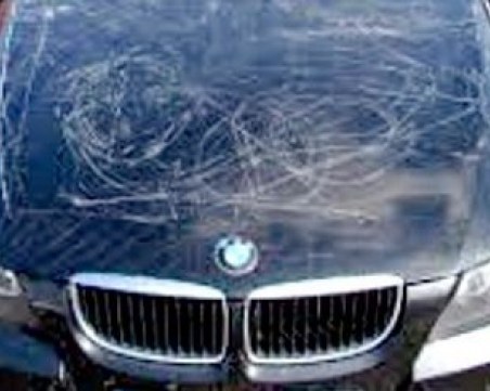 Джип БМВ на млад пловдивчанин осъмна надраскан, със спукани гуми и счупено стъкло