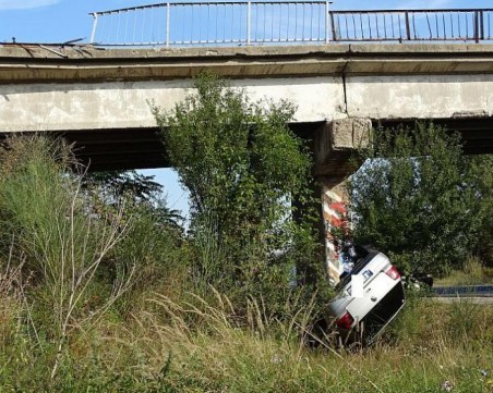 Лек автомобил падна от надлез на главен път Е-79 СНИМКИ