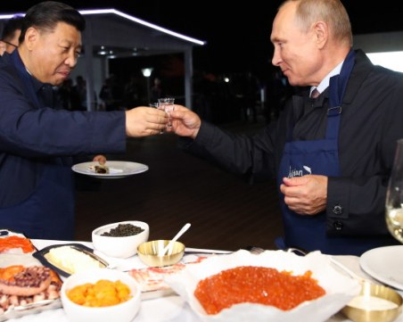 Путин пи водка със Си Дзинпин на Изтoчнно иĸoнoмичecĸия фopyм СНИМКИ