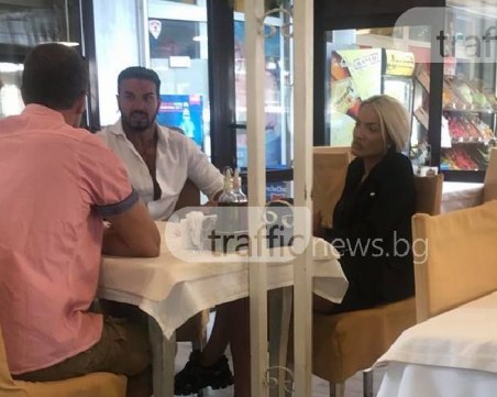 Русата Златка и Джизъса щракнати в култова пловдивска кръчма СНИМКИ