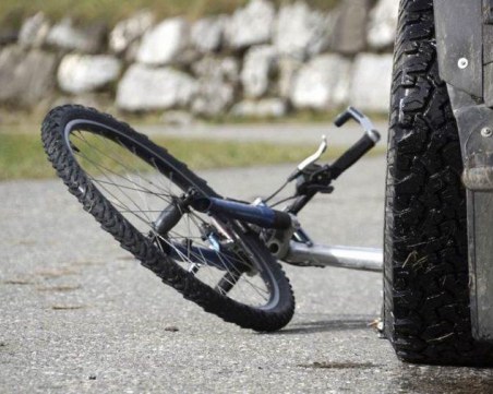 Шофьор на БМВ уби 39-годишен велосипедист, издирват го