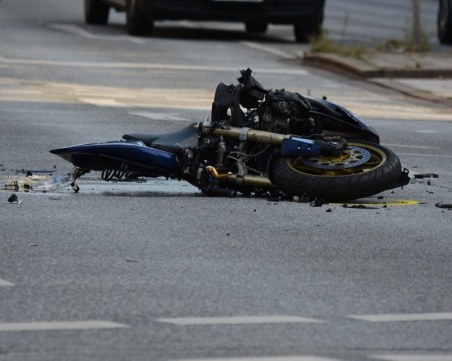 Тежка катастрофа: Млад моторист се блъсна в бетоновоз край Пловдив*