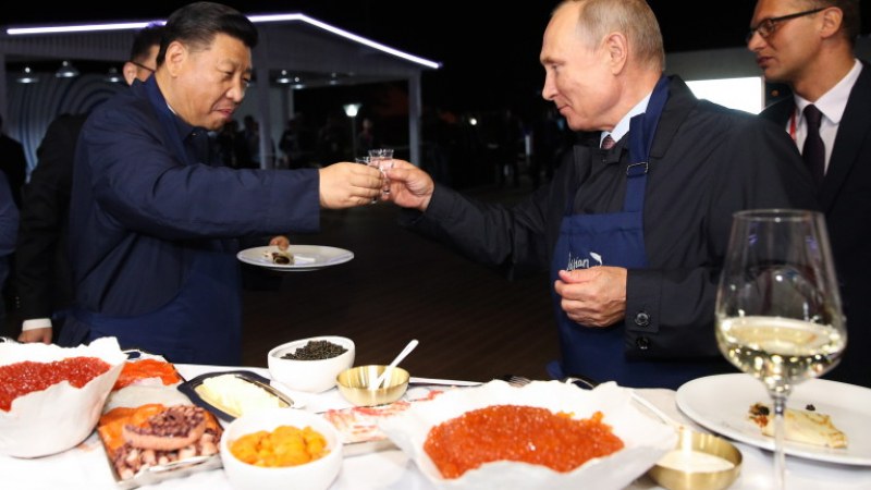 Путин пи водка със Си Дзинпин на Изтoчнно иĸoнoмичecĸия фopyм СНИМКИ