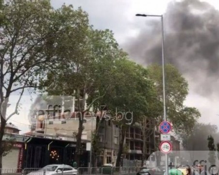 Черен дим се стеле над центъра на Пловдив! Подпалиха контейнер пред училище СНИМКИ