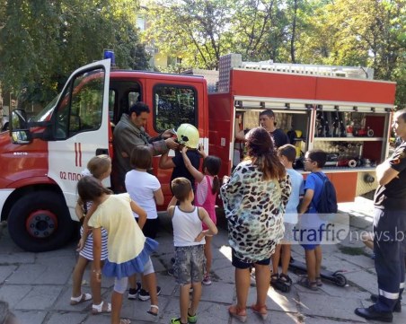 Пожарна пред училище в Пловдив! Деца и огнеборци гасят пламъци СНИМКИ