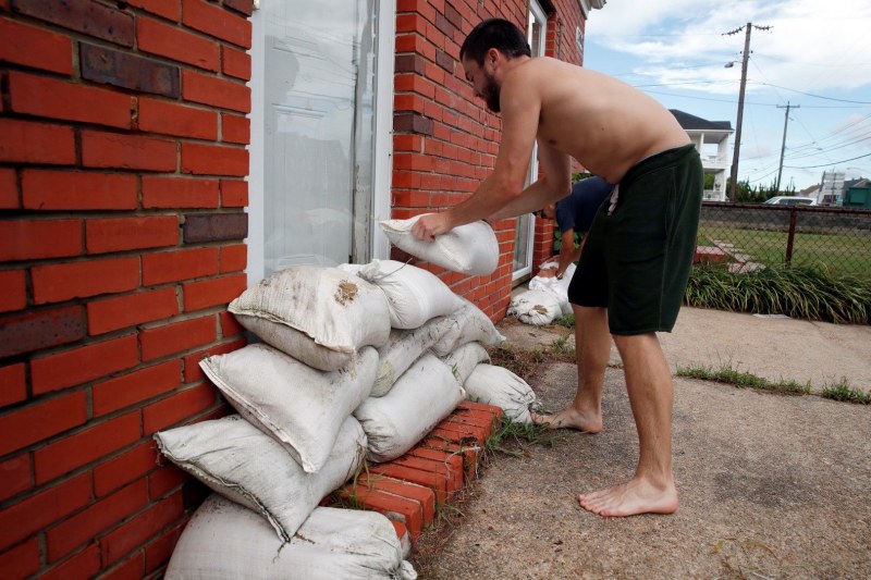 Хиляди българи са на пътя на опасния ураган “Флорънс“, някои от тях се евакуират