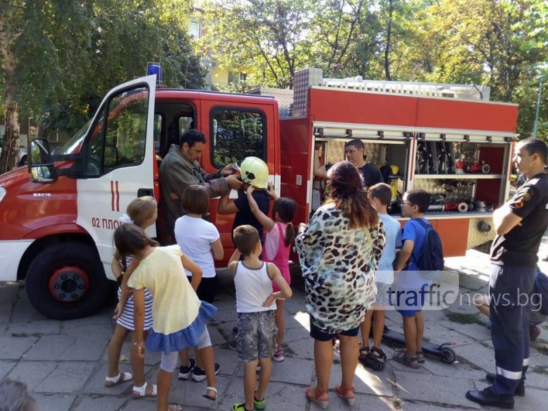 Пожарна пред училище в Пловдив! Деца и огнеборци гасят пламъци СНИМКИ