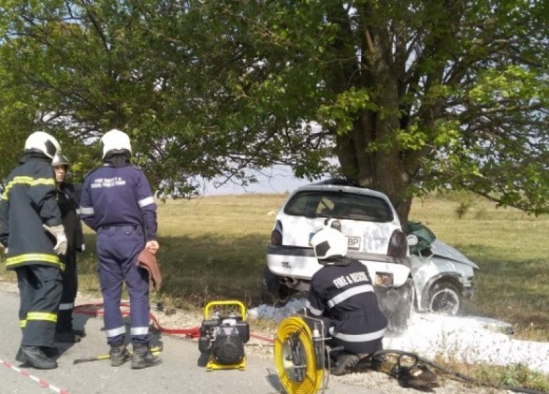 36-годишна шофьорка се заби в дърво край пътя, загина намясто