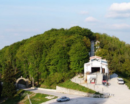 Хиляди вярващи се събират тази вечер в местността Кръстова гора