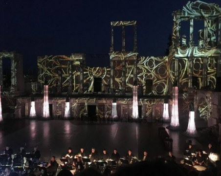 Лебедите на Чайковски се понесоха под феерия от светлина на Античния СНИМКИ