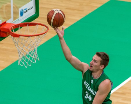 Пловдивчанин блести при героична победа на баскетболните национали