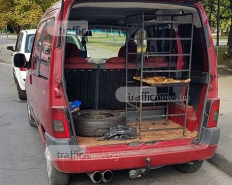 А вие бихте ли хапнали от тези банички? Вижте пловдивски производител как ги превозва СНИМКИ