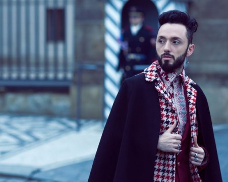 Разследват известен турски певец заради клип с долари