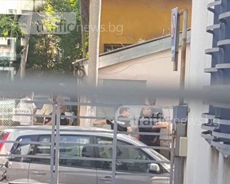 Скандал в центъра на Пловдив: бурен протест срещу багер на улица “Петър Парчевич“