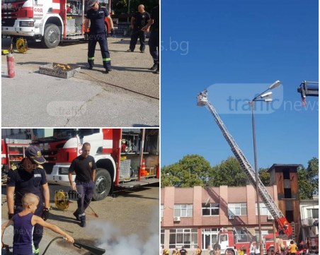 Ученици гасят огън в центъра на Пловдив, евакуират ги с пожарникарска стълба СНИМКИ