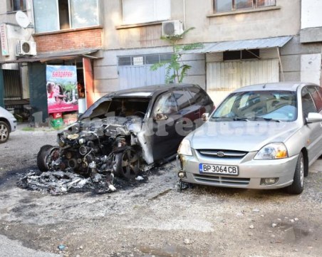 Запалиха колата на председател на районен съд СНИМКА