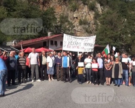 100 души застанаха на пътя Пловдив - Смолян, искат ремонт на разнебитен родопски участък ВИДЕО