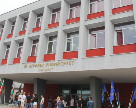 Аграрният университет започва академичната година с нов трактор и комбайн