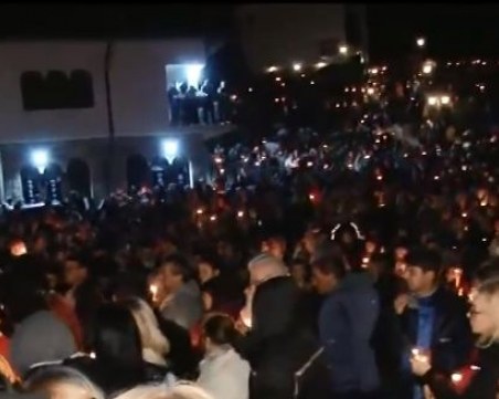 Хиляди вярващи се събраха тази нощ край манастира 