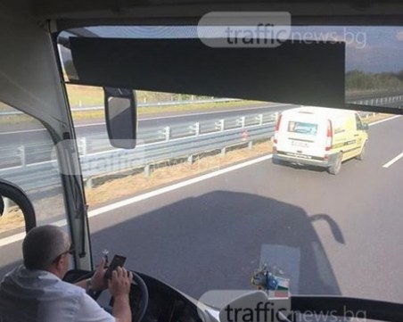 Наказаха шофьора, който чати във Фейсбук по време на курс край Пловдив ВИДЕО