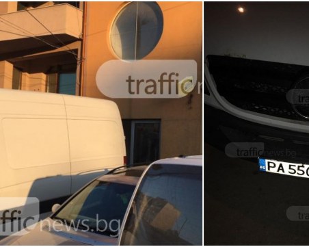 От сутрин до здрач: бус заприщва входа на жилищен блок СНИМКИ