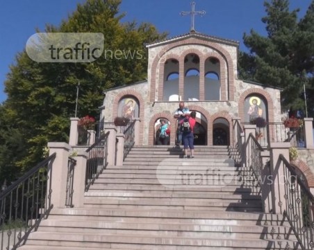 Пловдивският митрополит Николай отслужи тържествен молебен за Кръстовден, продължил три часа СНИМКИ+ВИДЕО