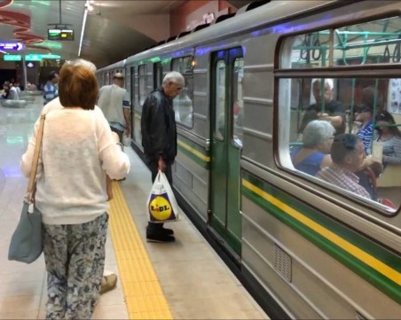 Почина жената, паднала пред мотриса на софийското метро