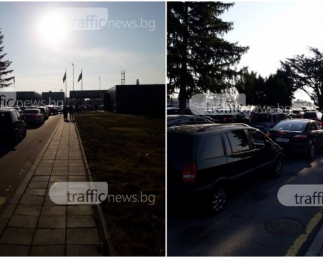 Търпението е на изчерпване! На Капитан Андреево колите се движат по-бавно от мравки СНИМКИ