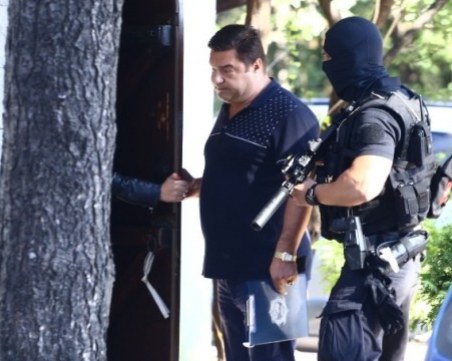 Тежковъоръжени униформени изведоха мъж от заведението на Бирмата ВИДЕО