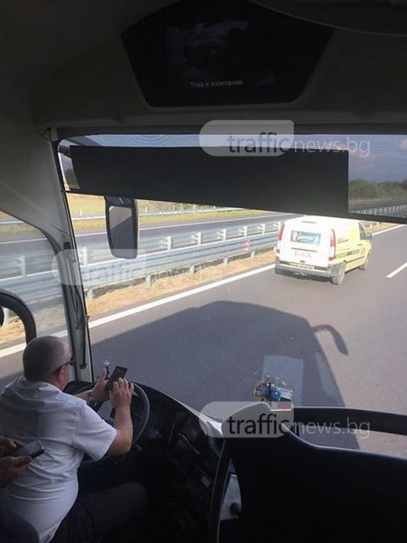 Наказаха шофьора, който чати във Фейсбук по време на курс край Пловдив ВИДЕО