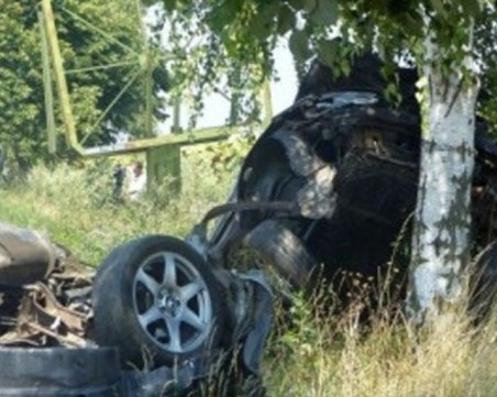 Нова трагедия: 18-годишна загина след удар в дърво