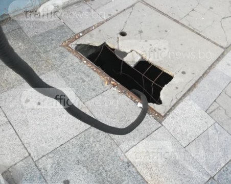 Огромна яма зее на спирката на Централна гара повече от година СНИМКИ