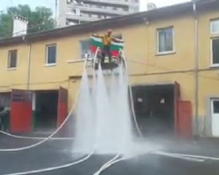 Пожарникар развя българското знаме, издигнат от силни водни струи ВИДЕО