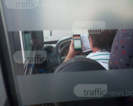 Шофьор запалянко зяпа футбол, докато… превозва пътници в Пловдив ВИДЕО