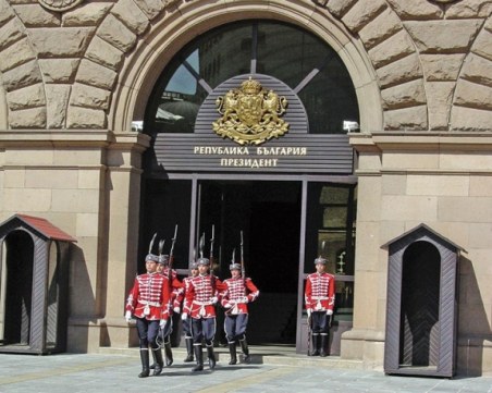 Службите нащрек: Предупреждение за провокатори с оръжие в Президентството