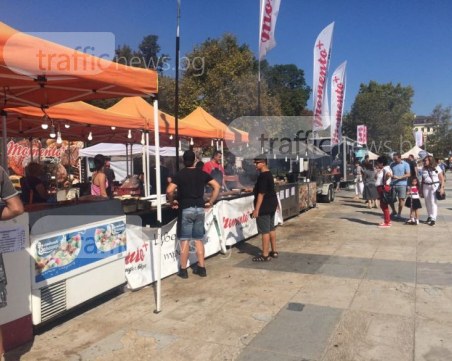 Центърът на Пловдив замириса на скара СНИМКИ