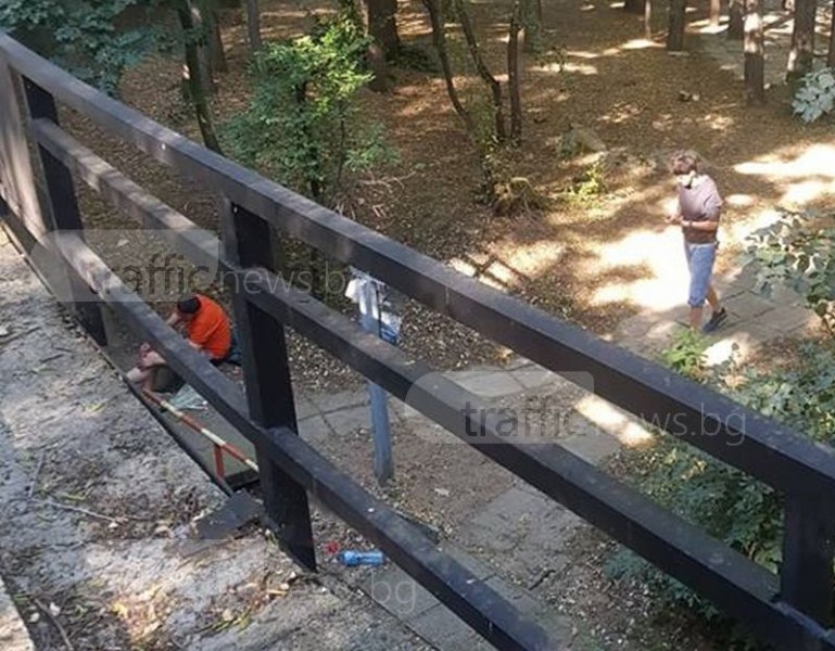 Мъже се боцкат пред погледите на деца на Младежкия хълм в Пловдив СНИМКИ