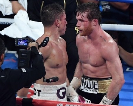 Алварес победи Головкин в скандален мач с българско участие