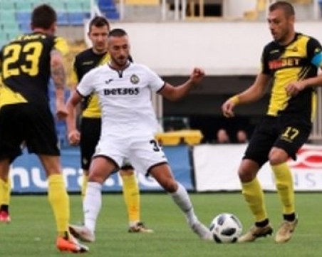 Ботев отмъкна точка от Славия след 90 минути скука
