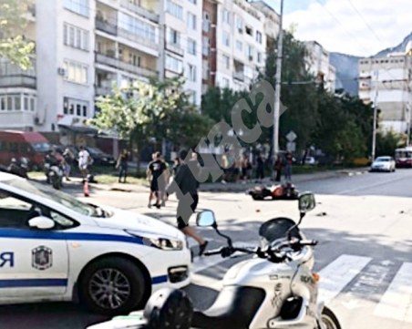 Нова трагедия! Моторист издъхна, след като полетя при удар с опел, шофиран от бивш катаджия СНИМКА