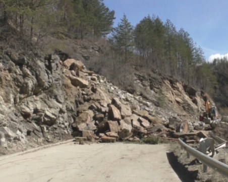 Отварят за кратко Смолян-Мадан, продължават да укрепват срутището