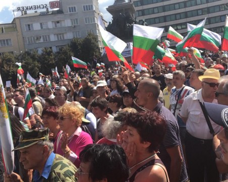 Протест в столицата! Хората искат оставка на правителството и смяна на политическия модел ВИДЕО