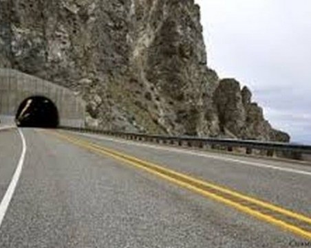 Смъртта пое по пътищата: Рокер се заби в тир в Прохода на Републиката