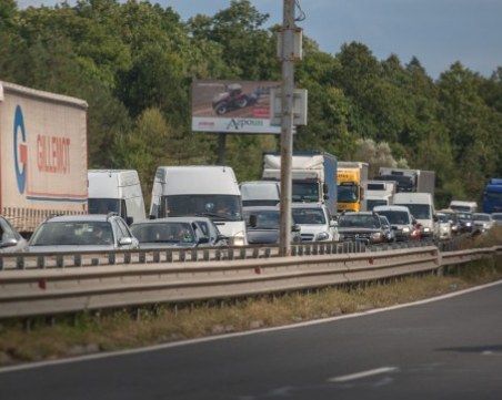 Страшно е! Тапите на двете магистрали вече гонят 20 километра