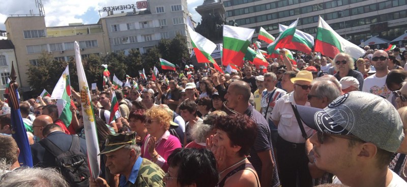 Протест в столицата! Хората искат оставка на правителството и смяна на политическия модел ВИДЕО