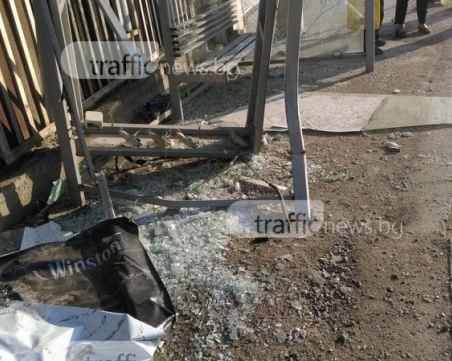 Англичанин се ядоса на спирка в Пловдив и си стовари юмрука в стъклото